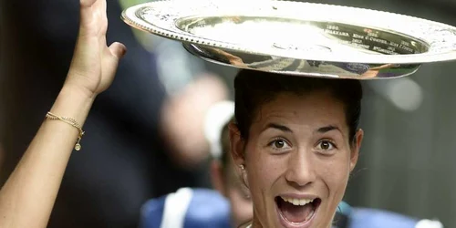 Tenismena Garbine Muguruza din Spania sărbătoreşte câştigarea trofeului în finala de la Campionatul de Tenis de la Wimbledon în Londra Marea Britanie FOTO EPA Gerry Penny