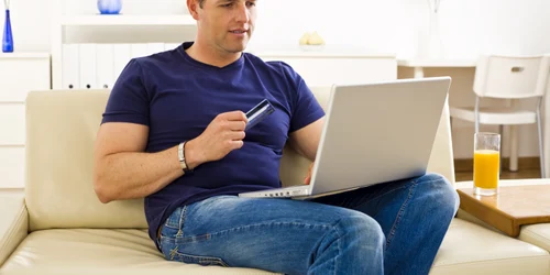 shutterstock 23084461 barbat calculator computer laptop plata plati online internet comanda comenzi jpeg
