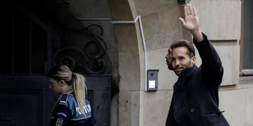 Frații Andrew și Tristan Tate sunt escortați alături de alte persoane implicate în dosarul lor în interiorul Curții de Apel București. FOTO Inquam Photos / Octav Ganea
