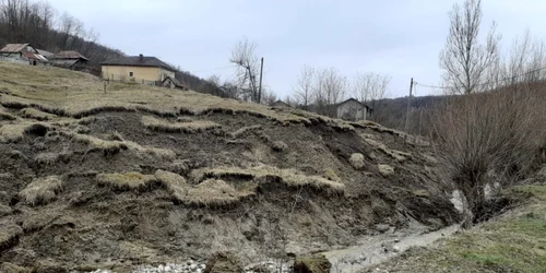 Alunecările de pământ din Milcoiu - Vâlcea reactivate permanent în urma ploilor Foto Ionuţ Ungureanu