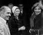 Regele Hussein al Iordaniei și Regina Alia cu Farah Pahlavi, Împărăteasa Iranului, pe aeroportul Heathrow din Londra, 12 aprilie 1976. FOTO: Getty Images