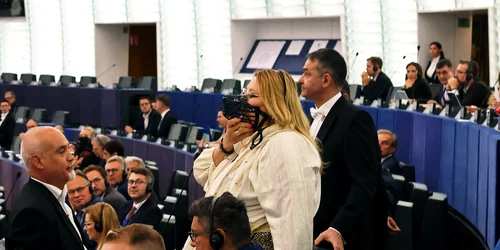 Diana Șoșoacă SOS a făcut circ în Parlamentul European și a fost evacuată FOTO profimedia 0890554735 jpg