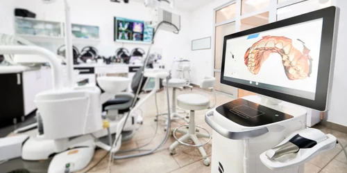 cabinet stomatologie dentist shutterstock 1932903641 jpg