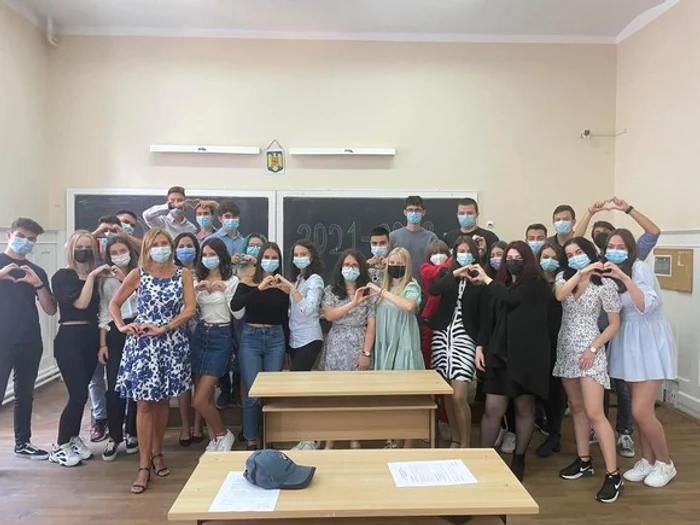Carmen Iohannis, alături de elevii săi de care i-a fost foarte dorSursa foto: Facebook/Carmen Iohannis