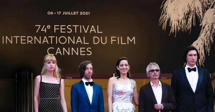 Vedetele filmului „Annette“, pe covorul roşu: cântăreaţa şi actriţa Angèle, actorii Simon Helberg şi Marion Cotillard, regizorul Leos Carax şi actorul Adam Driver FOTO Profimedia