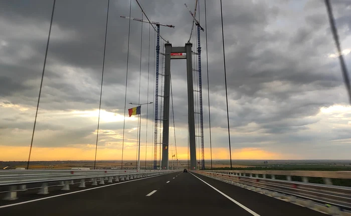 Circulație în siguranță pe podul peste Dunăre FOTO: C. Mazilu