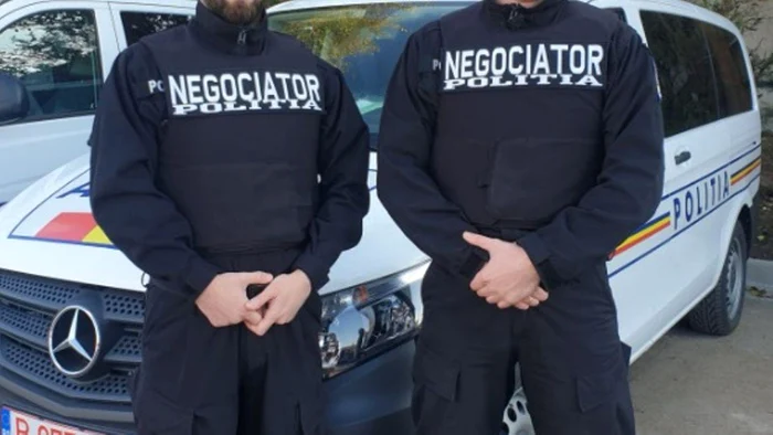 Negociatorii Poliției au ajuns la fața locului