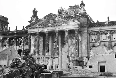Reichstagul german după capturarea sa de către Aliați, la 3 iunie 1945 Wikipedia jpg