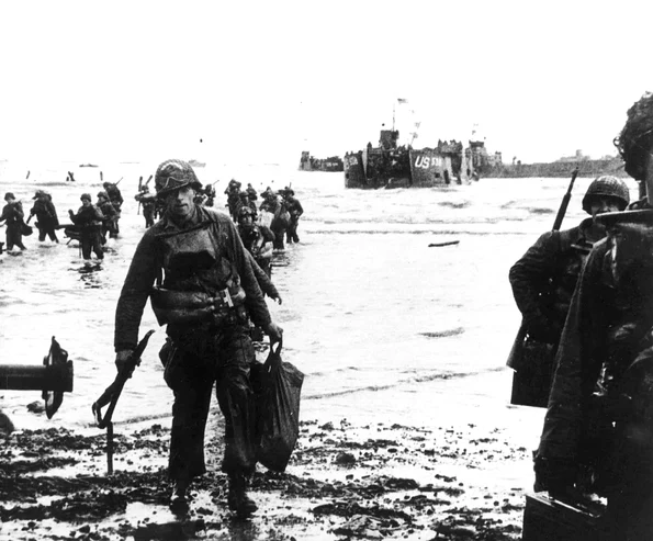 Soldați americani în Normandia, la 6 iunie 1944 (© Wikimedia Commons)