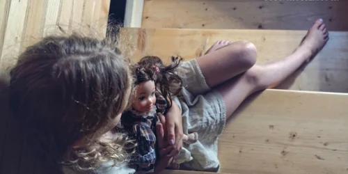 Copilă de 13 ani victima profesorului de sport de la o școală rurală din Vâlcea Foto ilustrativă jpg