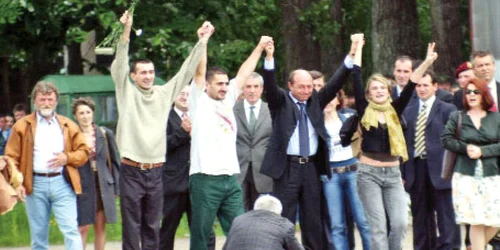 Ovidiu Ohanesian (în tricou alb) i-a strâns mâna preşedintelui Traian Băsescu la întoarcerea din Irak. Cu două luni înainte insinuase că şeful statului a avut grade pe umeri.