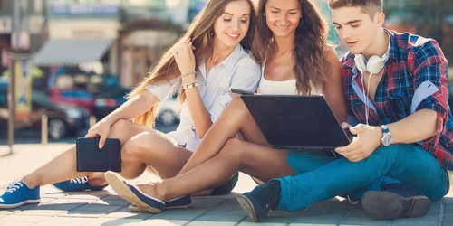 studenti campus calculator foto shutterstock