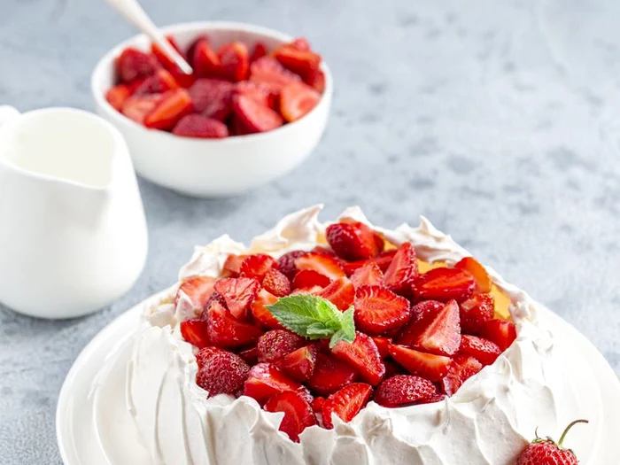 Pavlova cu căpșuni Foto Arhiva Adevărul
