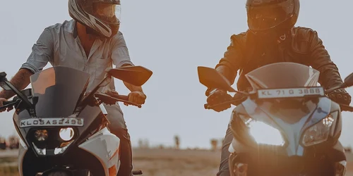 Motocicliști în trafic Imagine de Nandu Vasudevan de la Pixabay jpg