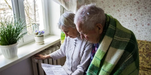 Batrani pensionari frig calorifer intretinere FOTO Shutterstock
