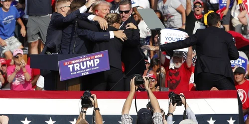 Donald Trump protejat de agentii Secret Service dupa tentativa de asasinat FOTO EPA EFE (4) jpg