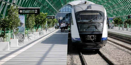 sageata albastra tren aeroport gara henri coanda foto shutterstock