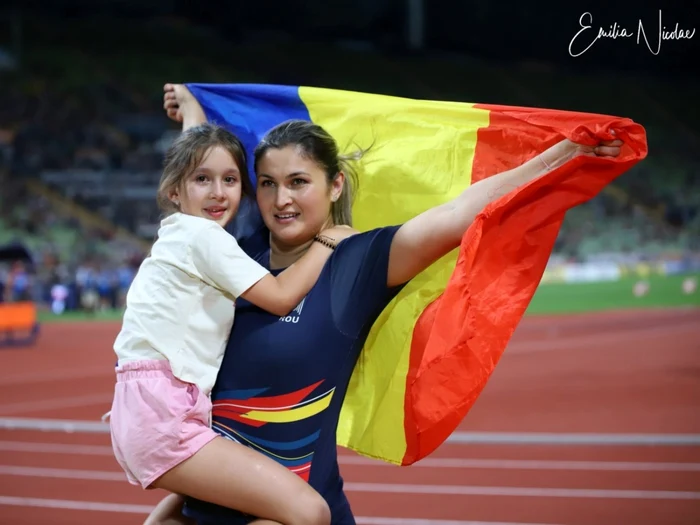 Bianca Ghelber (32 de ani), alături de fiica ei de 7 ani, Victoria. FOTO: Comitetul Olimpic şi Sportiv Român / Facebook