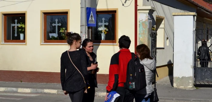 Crina Coco Popescu, sora Getei, a fost îmbărbătată de oamenii veniţi la priveghi. FOTOSimona Suciu