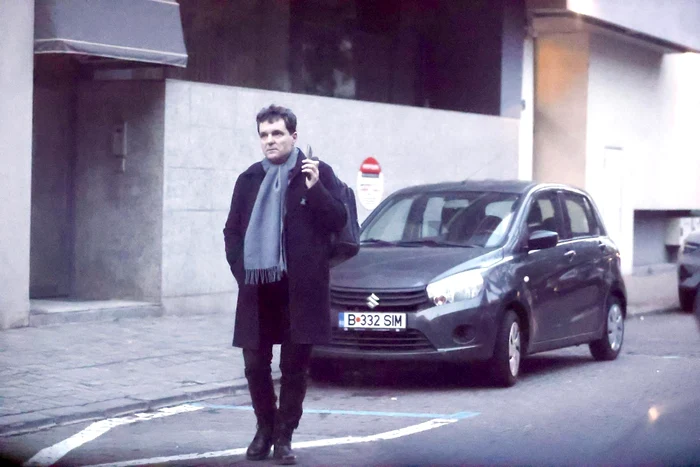 Nicușor Dan lângă locuința lui Matei Păun. Foto: Click!