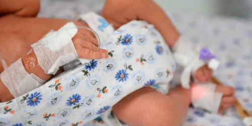 Bebelus prematur in incubator la Cantacuzino FOTO Mediafax 