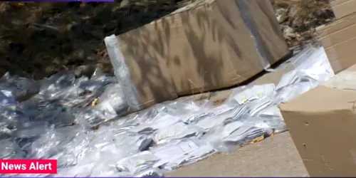 calarasi cutii cu teste SARS CoV-2 gasite pe un camp FOTO Captură Digi 24