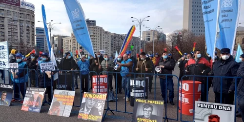 protest al angajaţilro ALRO Slatina în faţa guvernului