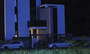Aproape de miezul nopţii, maşina cântăreţului era încă parcată în faţa vilei jpeg