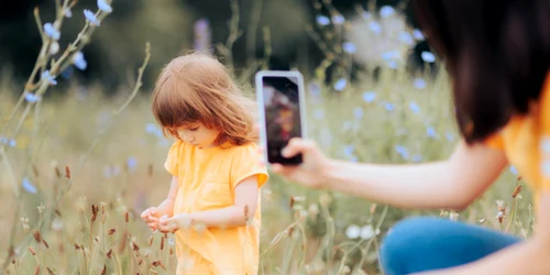 O mamă își fotografiază fetița FOTO Shutterstock