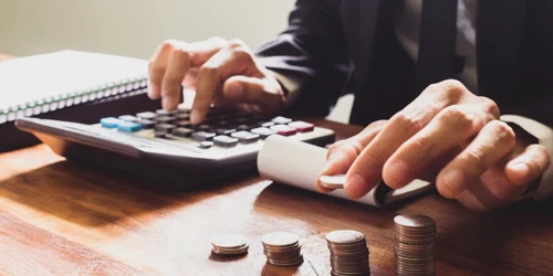 Salariu - calcule - facturi - bani - facturi FOTO Shutterstock 