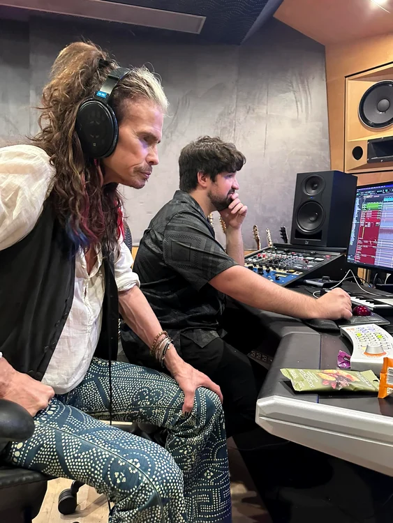 În 2023, după accidentare, lucrând la un remix în studio. Foto Facebook/ Steven Tyler