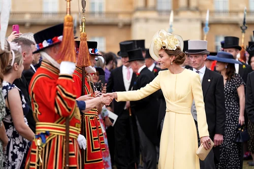Kate Middleton la garden party-ul de la palat