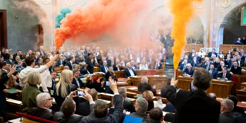 Fumigene în Parlamentul Ungariei, după ce paradele LGBTQ+ au fost interzise FOTO EPA-EFE