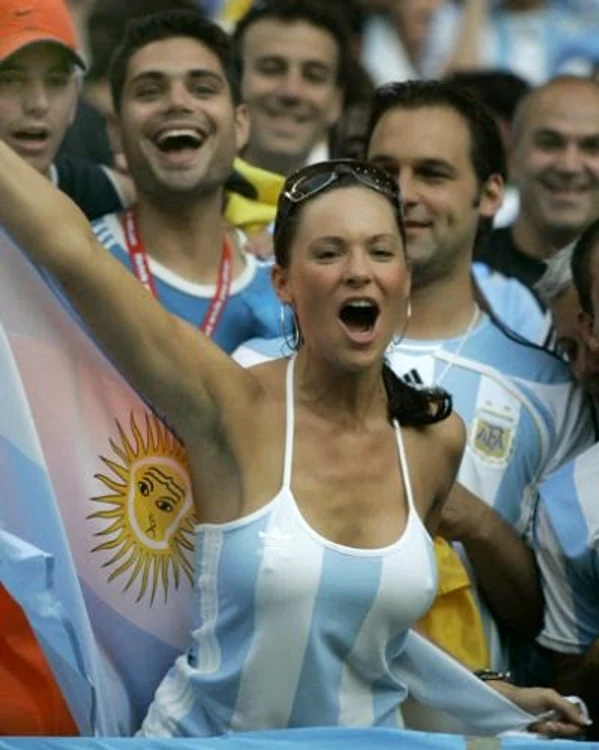 Femeile sexy sunt în Argentina la feld e înfocate la fotbal ca şi bărbaţii