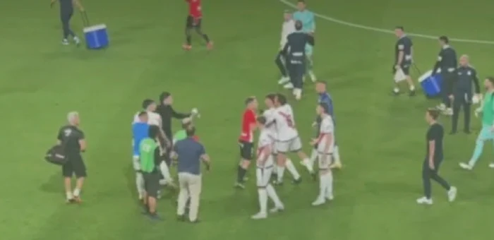 Cei doi jucători au fost despărțiți de coechipierii lor. Captură video