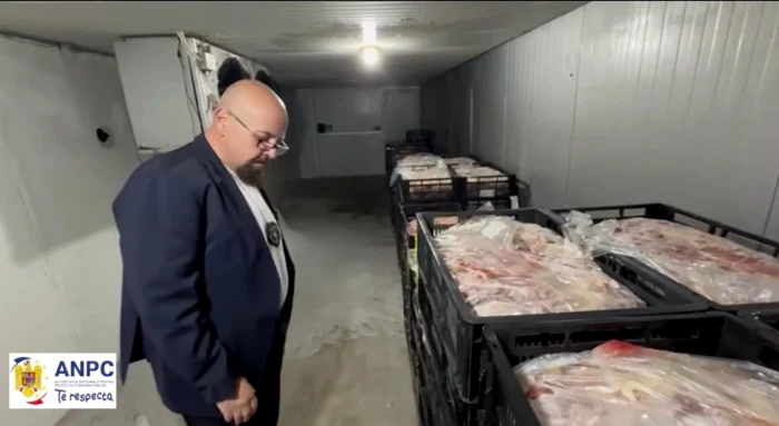 O cantitate uriașă de carne de pui expirată a fost descoperită / foto: captura video