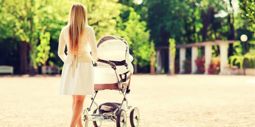 Mamă cu bebe la plimbare Foto ilustrativă jpg