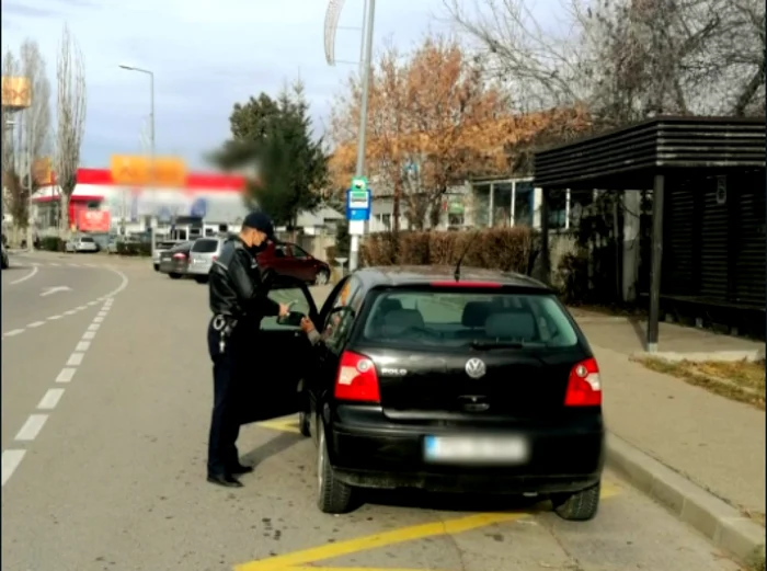 Poliţiştii îi verifică pe şoferi cu drugtestul. Foto arhivă
