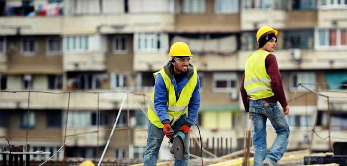 Cursanţii sunt calificaţi şi în domneiul construcţiilor FOTO Mediafax