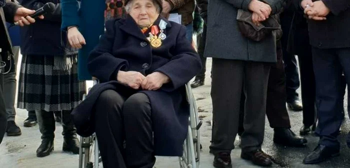 Elena Arnăuţoiu (foto, în scaun cu rotile), a venit la Nucşoara la inaugurarea unui monument ridicat în memoria familiei sale FOTO: Cătălin Nedelcu