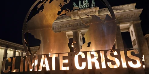 Activişti Greenpeace au expus o instalaţie luminoasă cu mesajul Criza climatică în faţa Porţii Brandenburg din Berlin Germania FOTO EPA-EFE / Focke Strangmann