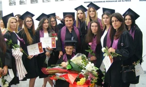 loredana jianu in mijlocul imaginii jos alaturi de colegi jpeg