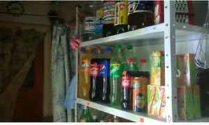 În baie sunt montate rafturi pline cu băuturi, dar și obiecte de uz casnic jpeg