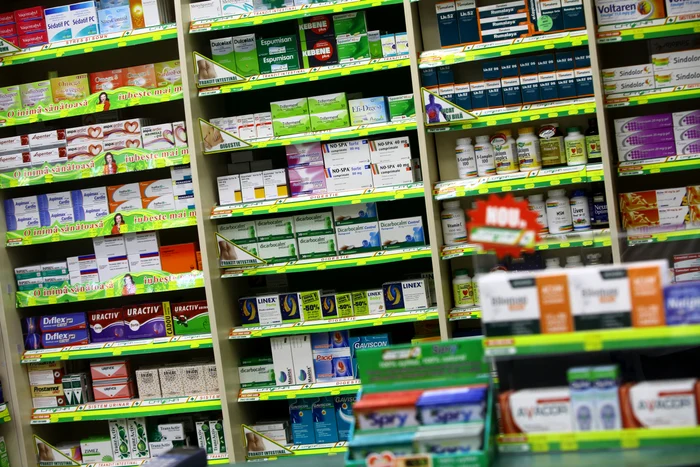 Rafturi pline cu medicamente într-o farmacie