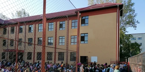 elevi în prima zi de şcoală olt