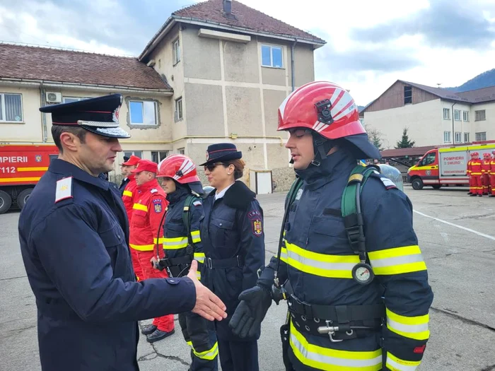 Generalul Mitrea, felicitându-și un subordonat FOTO ISU Neamț
