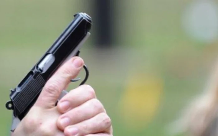Indivizii au amenințat vânzătoarea cu un pistol cu bile FOTO: Arhivă