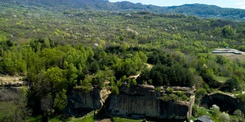 manastirea corbii de piatra 01 foto arhiepiscopia argesului si muscelului jpg