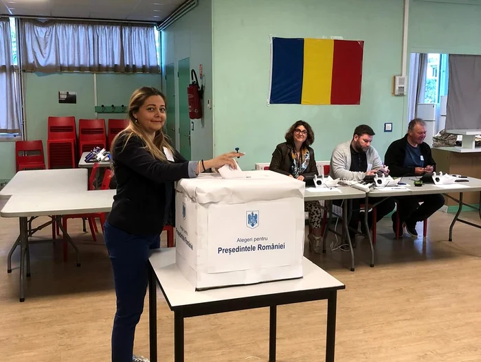 Români votând la secțiile de votare din Franța/FOTO: ISU