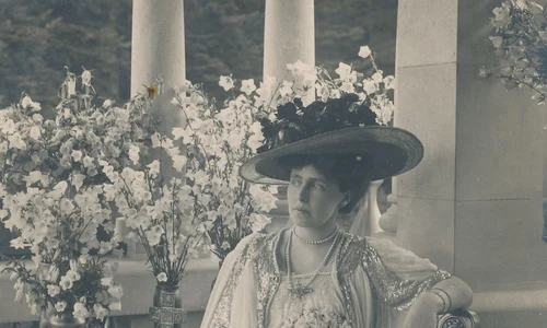 Carte poştală, Principesa Maria a României în balconul Castelului Pelişor Datare  cca 1905 1907 Atelier fotografic Alfred Brand, Sinaia Muzeul Național Cotroceni jpg